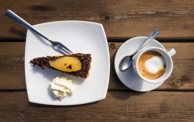 Armut çikolatalı kek ve kahve Kupası üstten görünüm ahşap tablo