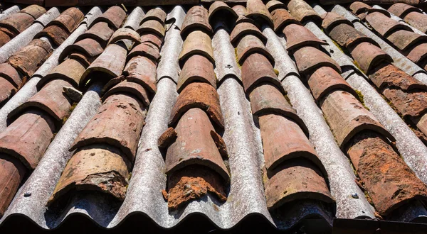 La azotea en peligroso asbesto y tejas antiguas — Foto de stock