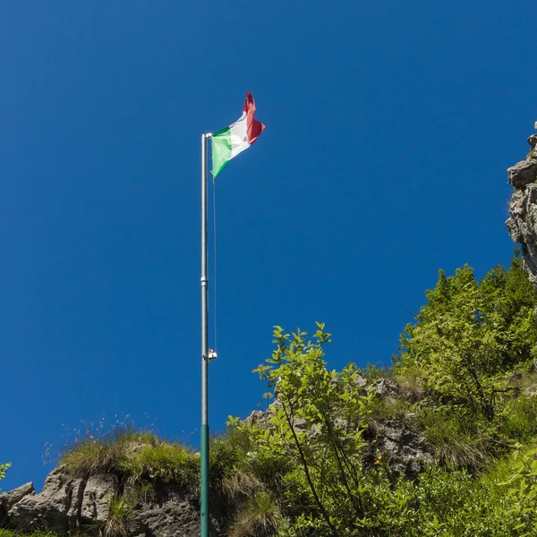 自然の空にイタリアの旗を振っています。 — ストック写真