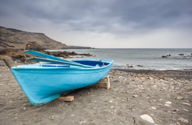 Fırtına öncesi sessizlik sahilde tekne palamarla