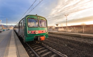 Tren istasyonunda gündoğumu
