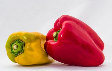 Kırmızı ve sarı biberler