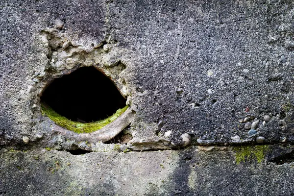 Muro de hormigón con agujero — Foto de Stock