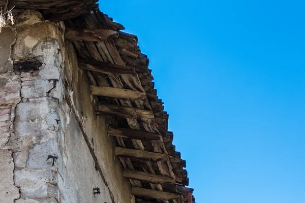 Beschadigd dak van een oud huis — Stockfoto