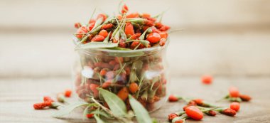 Ahşap arka planda olgun goji üzümleri