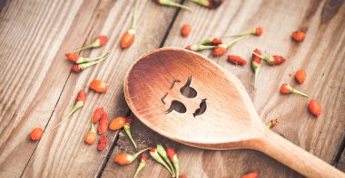 Ahşap arka planda olgun goji üzümleri