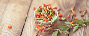 Ahşap arka planda olgun goji üzümleri