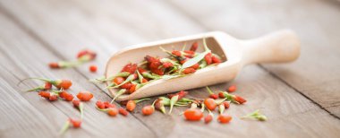 Ahşap arka planda olgun goji üzümleri