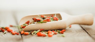 Ahşap arka planda Goji kırmızı meyveleri