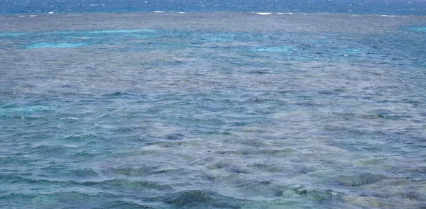 Derin mavi okyanus suyu arka planı