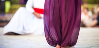 Doğulu dansçı yaz tatili aktivitesi