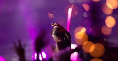 Yaz festivali kalabalık ışıkları