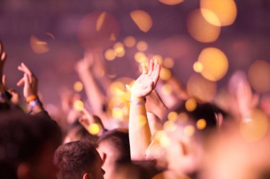 Yaz festivali kalabalık ışıkları