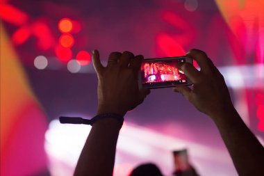 Yaz festivali kalabalık ışıkları
