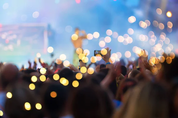 Yaz festivali kalabalık ışıkları