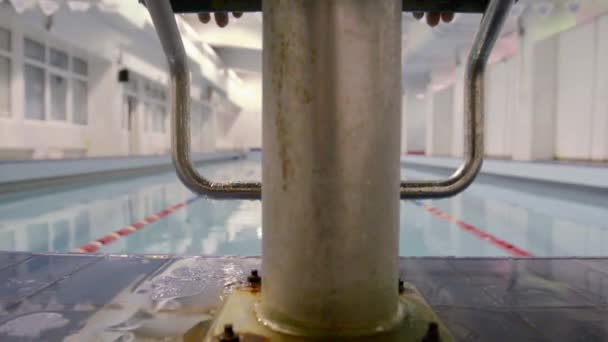 Pływak, skacząc z bloku startu w basenie — Wideo stockowe