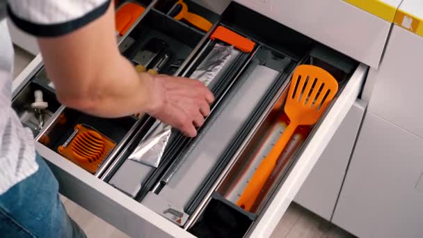 Cortador funcional para película de alimentos también un cortador para papel de aluminio. Cajón abierto con diferentes utensilios en la cocina. — Vídeos de Stock