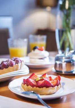 Taze ahududulu tart.