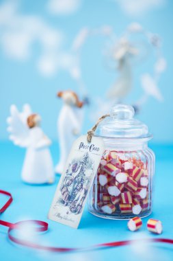 Mavi arka plan üzerinde Noel candy