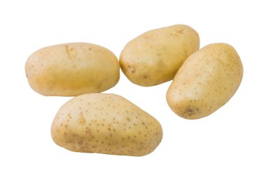 Beyaz arka planda izole edilmiş taze patatesler