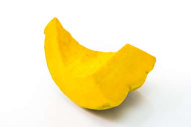 beyaz arkaplanda izole edilmiş balkabağı parçası