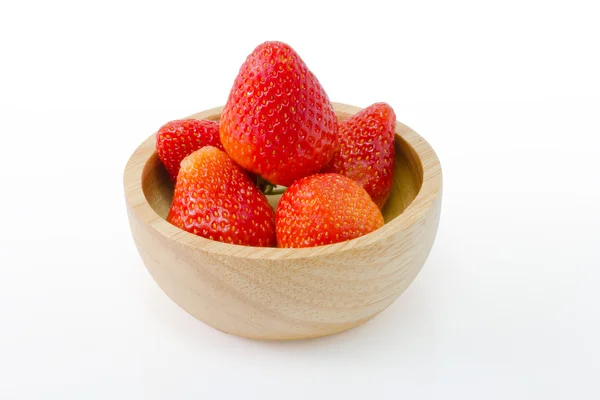Verse aardbeien in houten kom geïsoleerd op witte achtergrond — Stockfoto
