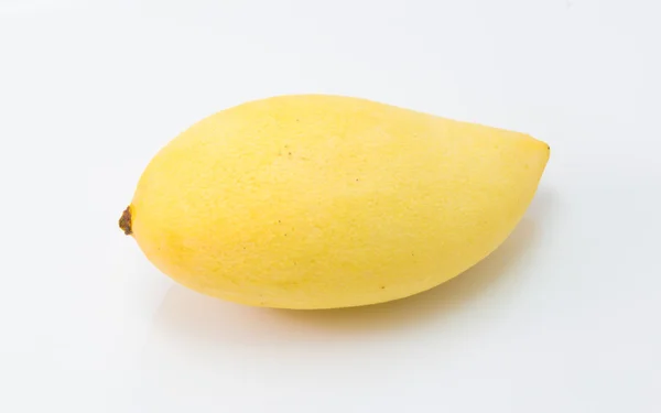 Φρέσκα νόστιμα κίτρινο μάνγκο που απομονώνονται σε λευκό φόντο — Φωτογραφία Αρχείου