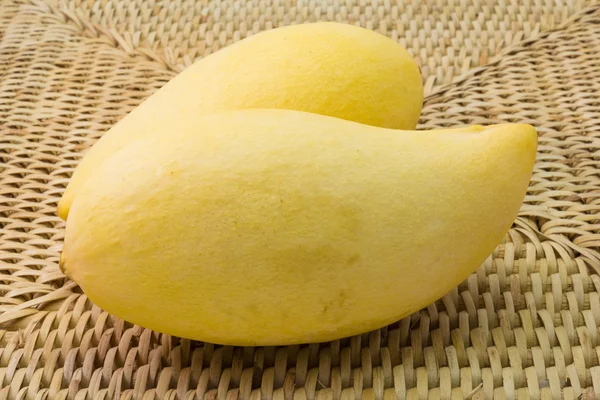 Delizioso mango giallo fresco in lastra di legno — Foto Stock