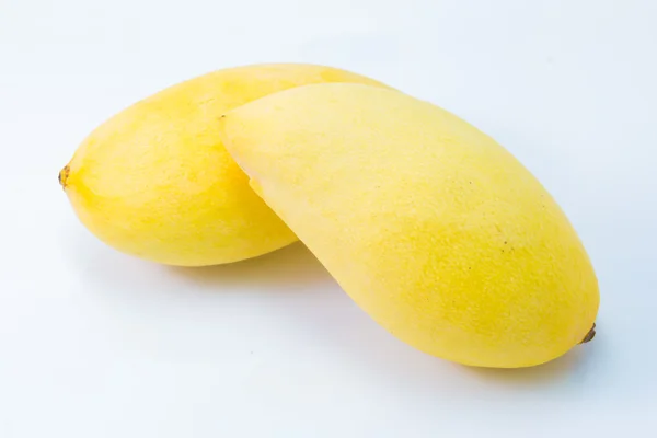Fresco delizioso mango giallo isolato su sfondo bianco — Foto Stock