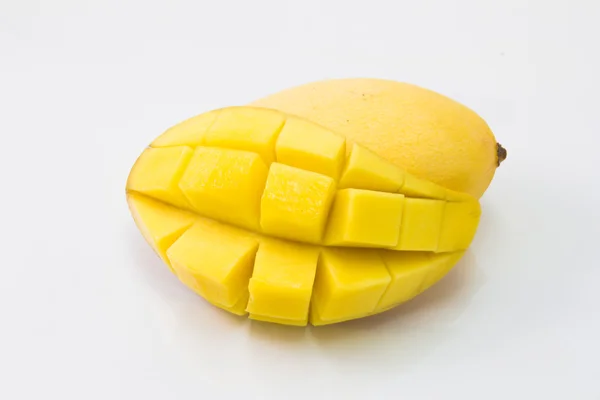 Fresco delizioso mango giallo isolato su sfondo bianco — Foto Stock