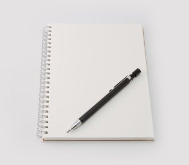 siyah mechanicalpencil beyaz izole boş not defteri üzerinde.
