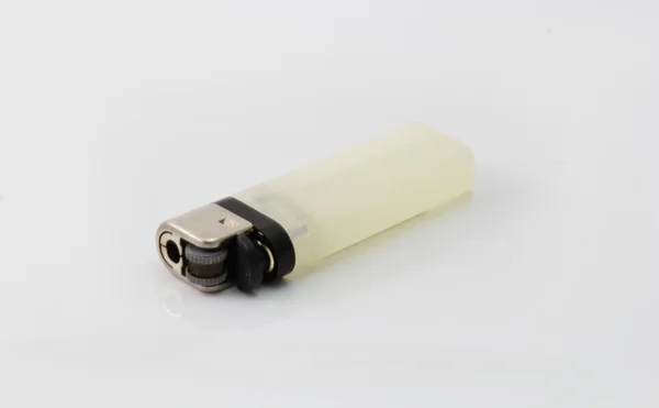 Encendedor blanco aislado en blanco, encendedor barato —  Fotos de Stock