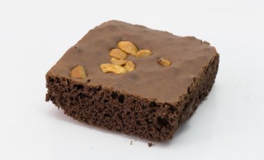 beyaz izole çikolatalı browni kek