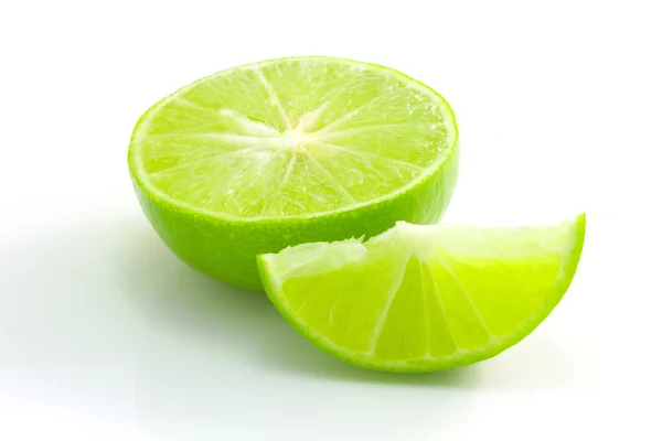 Limón limón verde aislado sobre blanco —  Fotos de Stock