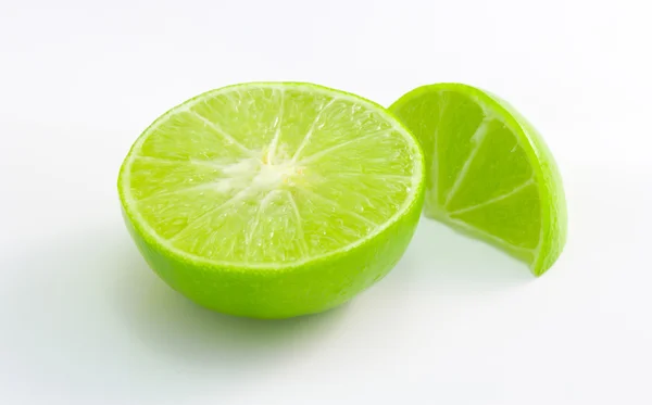 Ασβέστη πράσινο λεμόνι απομονωθεί σε λευκό — Φωτογραφία Αρχείου
