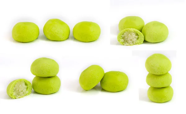 Mochi de coco verde isolado em sobremesas japonesas brancas — Fotografia de Stock
