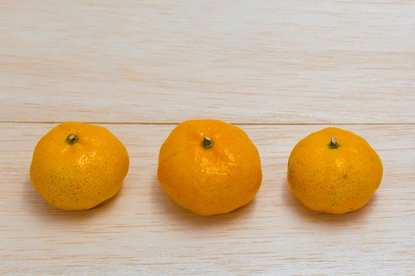 Πορτοκαλί σε ξύλινο φόντο — Φωτογραφία Αρχείου