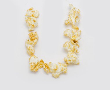 pop corn beyaz arka plan üzerinde izole U harfi şekillendirme