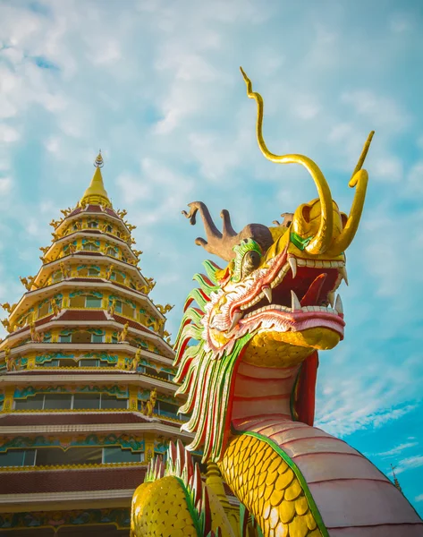 Pagoda Wat Huay pla kang chiang Rai, Thaila ejderha heykeli