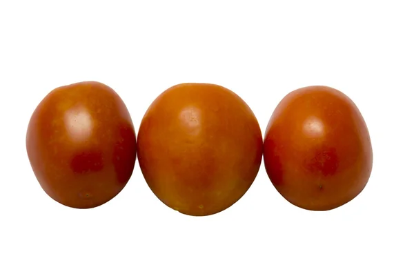 三个新鲜的西红柿，绿叶，白色背烤分离 — 图库照片