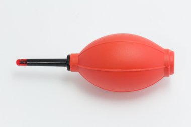 Beyaz arka plan üzerinde izole kamera için kırmızı toz blower