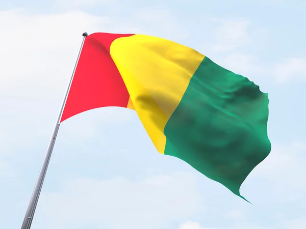 Bandeira da Guiné voando no céu limpo . — Fotografia de Stock