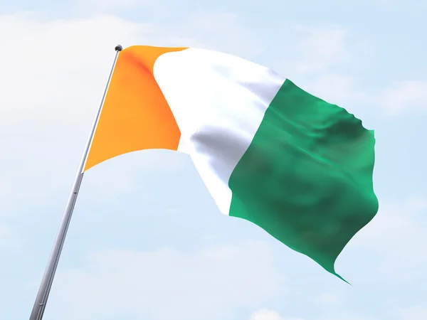 Flaga Wybrzeża Kości Słoniowej pływające na jasne niebo. — Zdjęcie stockowe
