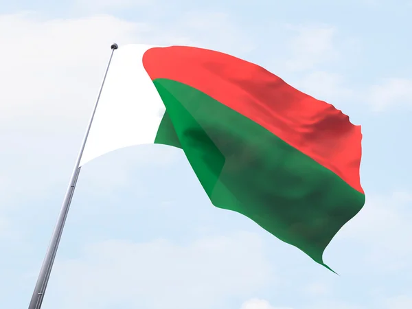 Madagaskarin lippu kirkkaalla taivaalla . — kuvapankkivalokuva