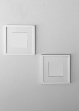 Boş beyaz resim çerçevesi beyaz duvar üzerinde 
