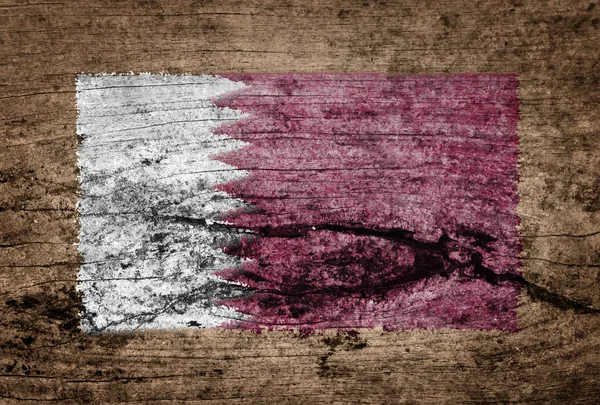 Qatarflagg malt på trebakgrunn – stockfoto