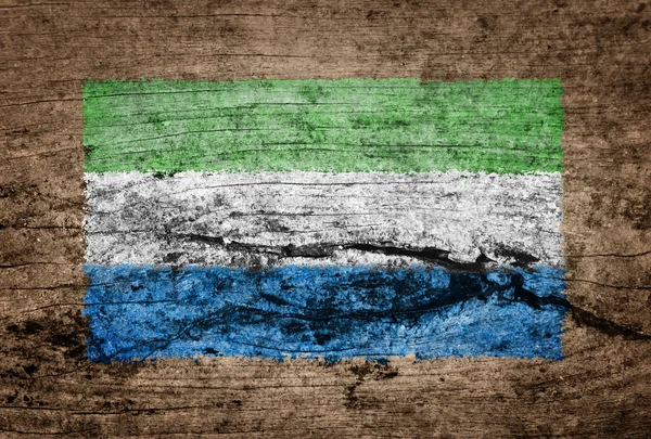 Sierra Leone flag malet på træ baggrund - Stock-foto