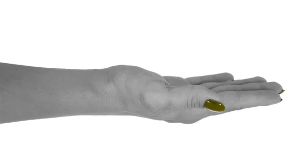 Offene Hand, die alles zeigt, erwachsene Frauenhaut, gelbe Maniküre. isoliert auf weißem Hintergrund — Stockfoto