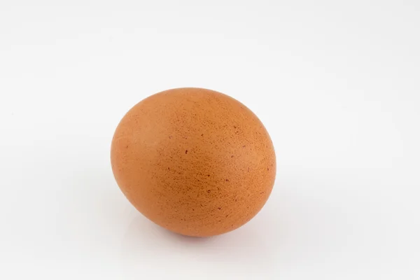 Uova di Pasqua colorate su sfondo bianco — Foto Stock