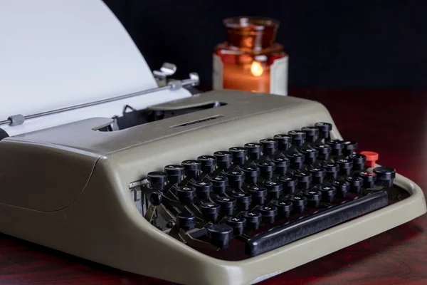 Máquina de escribir antigua y papel sobre una mesa — Foto de Stock